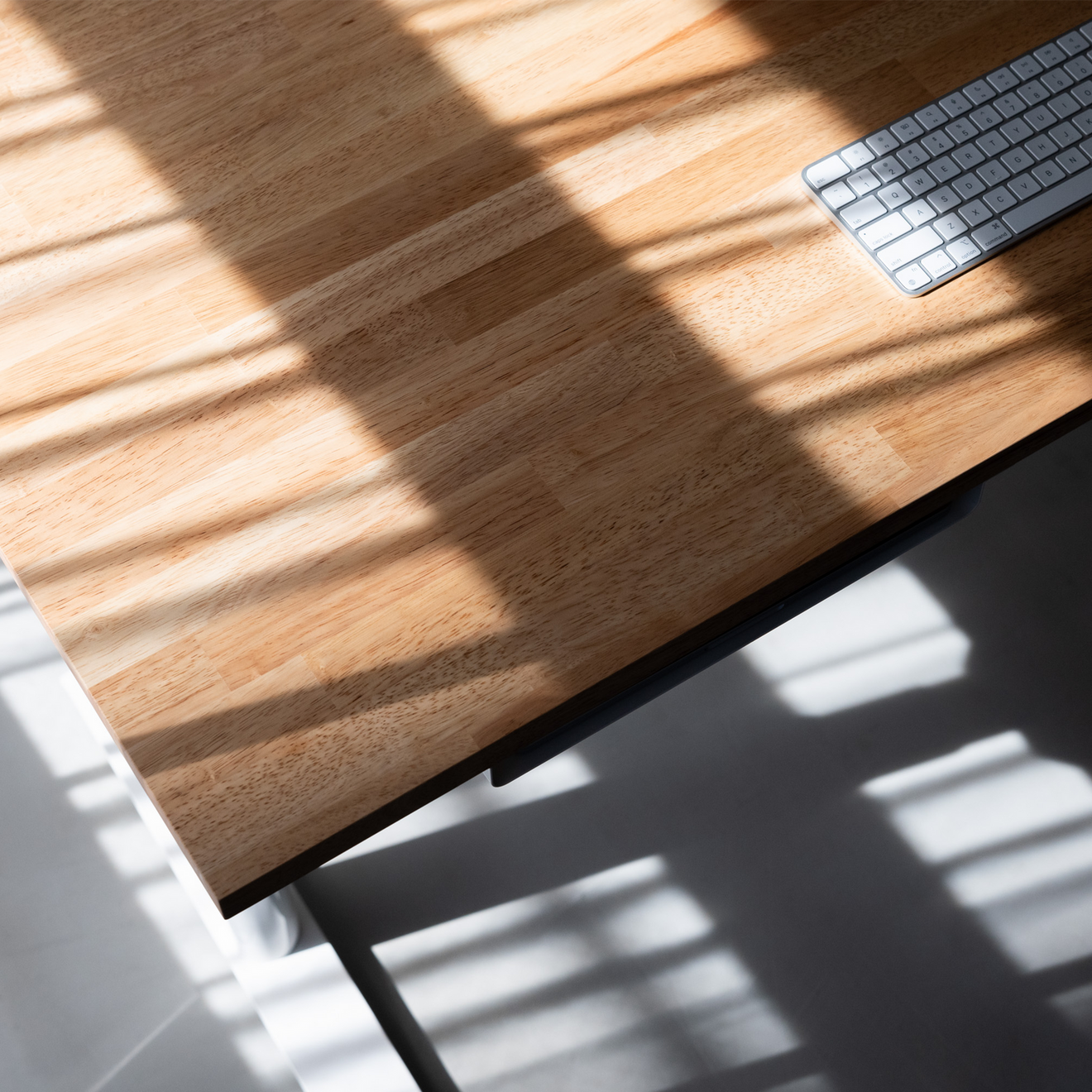 Natural rubberwood grain in daylight